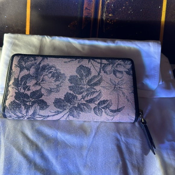 Gucci authentic long wallet - Picture 2 of 8